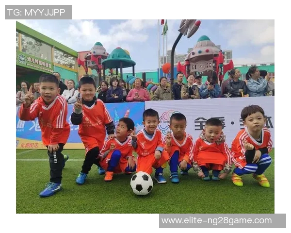 幼儿足球队欢快训练瞬间展现小小运动员的拼搏精神与团队合作魅力 幼儿足球队欢快训练瞬间展现小小运动员的拼搏精神与团队合作魅力